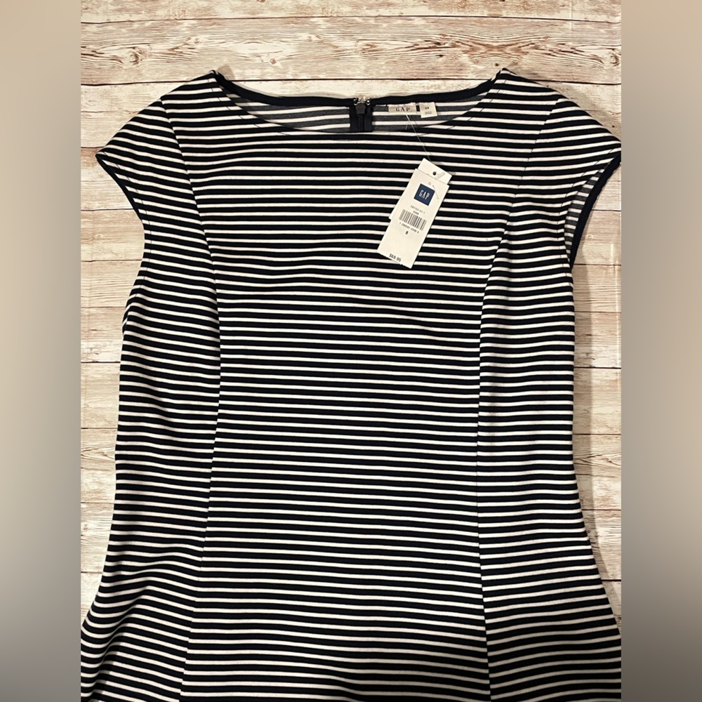 🆕 GAP Women's Striped Fit & Flare Skater Dress with Cap Sleeves 8 - Picture 3 of 16